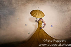 Frau mit Schirm Foto Fineart Kunst Reto Puppettit